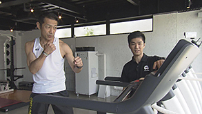 森脇健児が本気で挑む最高速度のランニングマシンとは!? 森脇健児(左)