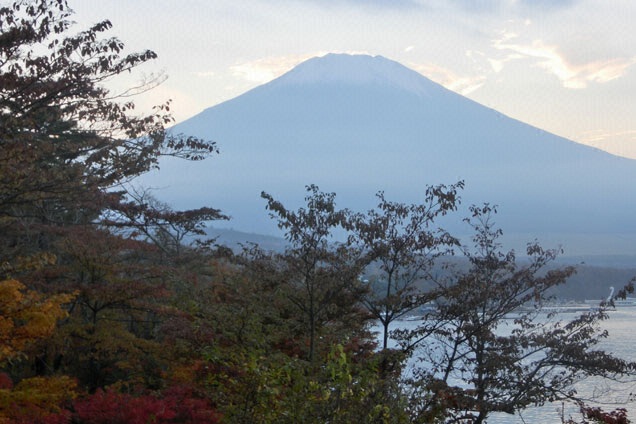 富士山と山中湖と紅葉
