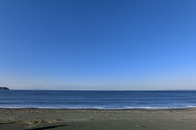 海と空が同じ色! ロケ日和の快晴！