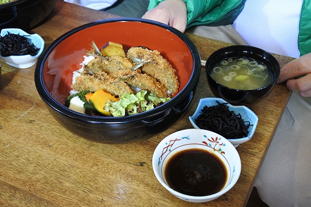 金次郎丼は新鮮なアジを使ったアジフライがたっぷり！