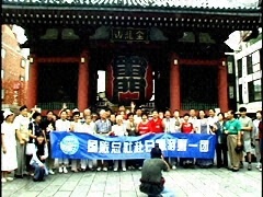 浅草寺で記念写真
