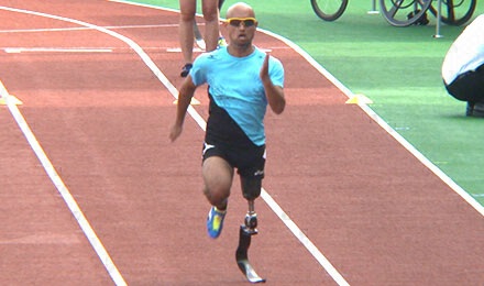 陸上の山本篤選手。日本の陸上義足選手で唯一のパラリンピックメダルホルダー