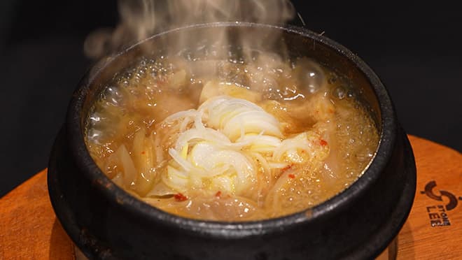 焼肉三千里・牛もつ煮込み
