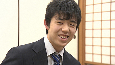 プロ棋士になり、11連勝を飾った対局の後、笑顔で答える藤井聡太四段（2017年4月4日撮影）