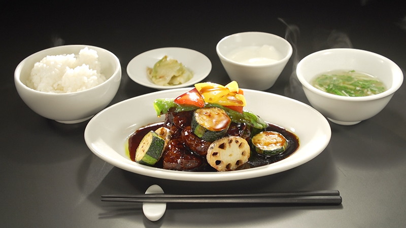 黒酢すぶた（ご飯、ザーサイ、スープ、杏仁豆腐付き）