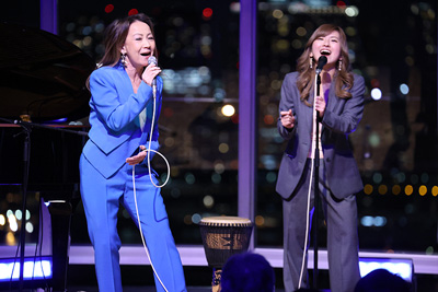 3月4日開催のフジテレビ球体コンサートで「FNSチャリティキャンペーン」2024年度キャンペーンソング「Pass the Smile」を八神純子さんと宇海-UUMI-さんがデュエットで初生披露!
