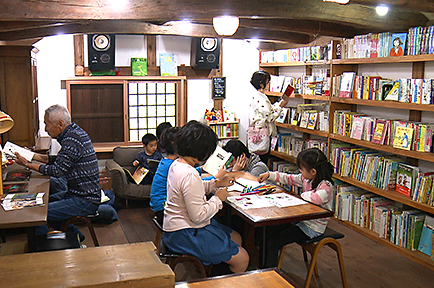 里山で交流！蔵の図書館