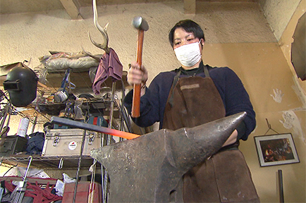 女性鍛冶職人の鉄製品