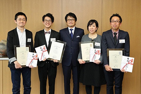 受賞者の皆さん 左から)峯邦雄さん、井上聖司さん、代表取締役社長・亀山千広、青塚美穂さん、槌谷健さん