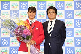 左から)冨田真紀子選手、亀山千広社長