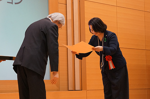 第26回中央非常通信協議会表彰式 左から)富永昌彦氏(総務省総合通信基盤局長)、小田多恵子(フジテレビ放送文化推進局長)