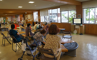 熊本県嘉島町の避難所に設置したテレビ (2016年6月撮影)