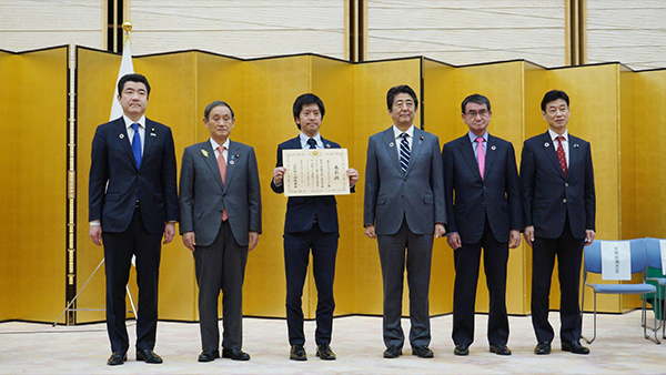 表彰式、首相官邸にて