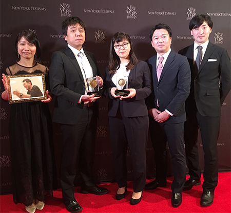 「ニューヨーク・フェスティバル」授賞式左から)『絶対零度~未然犯罪潜入捜査~』プロデューサー・永井麗子、企画・稲葉直人
『ザ・ノンフィクション 父を殺した母へ~無理心中から17年目の旅~』
ディレクター・松竹英里、プロデューサー・西村陽次郎、大波多洋貴(永井が持つ写真は『絶対零度~未然犯罪潜入捜査~』演出の故・佐藤源太氏)