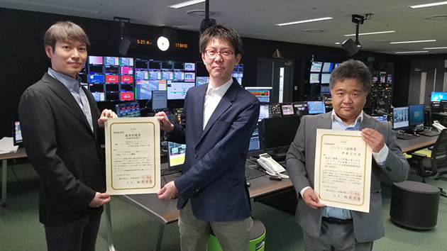 映像情報メディア学会技術振興賞 左から)進歩開発賞:伊東北斗、井村紀彦(フジテレビ放送部)、コンテンツ技術賞:伊藤正史(フジテレビ技術開発部)