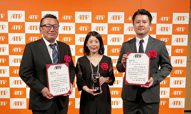 第36回ATP賞テレビグランプリ授賞式 『アカペラ日本一決定戦 全国ハモネプリーグ』 左から)【プロデューサー】IVSテレビ制作・佐藤基、【チーフプロデューサー】フジテレビ・北口富紀子、 【ディレクター】IVSテレビ制作・武田喜栄