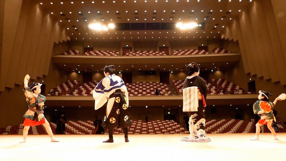 7月、「歌舞伎生配信特別公演」浅草公会堂での無観客舞台　左から）中村勘太郎、中村勘九郎、中村七之助、中村長三郎