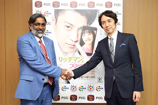 (左から)アシュ・マーラシンハ(番組スポンサー・GSDA会長)、大多亮(フジテレビ専務取締役)