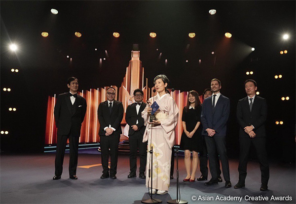 アジアン・アカデミー・クリエイティブ・アワード 2024 授賞式にて 中央)柾谷美奈(フジテレビ取締役)と受賞式に出席したノミネート番組担当者