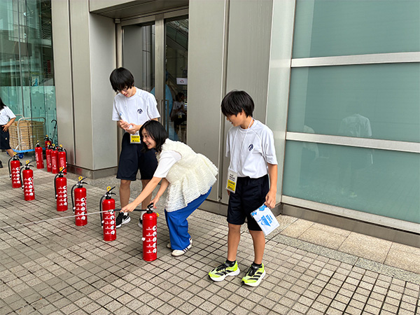 お台場学園の生徒が消火器訓練の指南役に