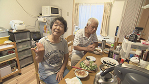 仮設住宅で夕食を囲む大塚憲さん夫婦