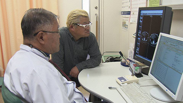 病院で診察を受ける中皮腫患者・右田孝雄さん 左から)和歌山労災病院 細隆信さん 右田孝雄さん