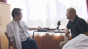 患者仲間・栗田英司さん(左)の見舞いに行く右田さん 左から)栗田英司さん 右田孝雄さん