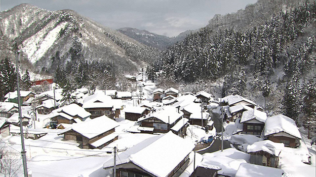 雪に埋もれた山熊田集落（新潟県村上市）