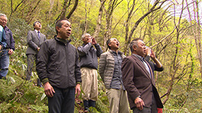山熊田集落の伝統行事・クマ祭りで、猟師たちがクマを追い立てる「鳴り声」をあげ、山の神様に感謝をささげる場面　前列左から）マタギ頭領の大滝剛、大滝国吉　後列）猟師の方々