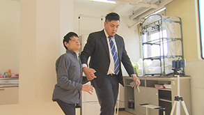 弟の手を引く施設長 左から)後藤慶太、後藤譲治