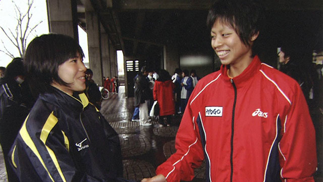 2006年、鈴木選手と小林選手初対面の瞬間左から)鈴木選手、小林選手