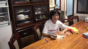 2007年、自宅で小林選手に宛てたファンレターを書く鈴木選手