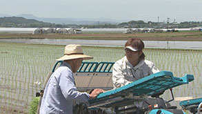 長男・康徳さんにコメ作りを教える