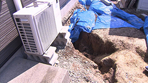 傾き続ける我が家の現実(春になった中川さんの自宅敷地)