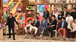 前)明石家さんま、今田耕司、堀内健、雨上がり決死隊、ウド鈴木 中)尼神インター、中岡創一、剛 後)トレンディエンジェル、岡田圭右、飯尾和樹