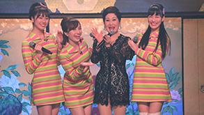 ももクロとコラボする黛ジュン 左から)佐々木彩夏、百田夏菜子、黛ジュン、高城れに