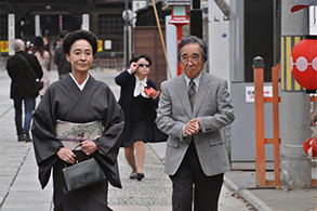 手前左から)江波杏子、大村崑 後ろ)山村紅葉