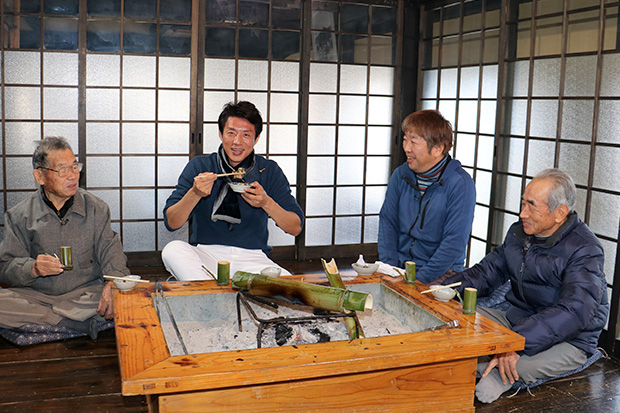 松岡修造 竹筒を囲炉裏にかけて楽しむ風情ある料理