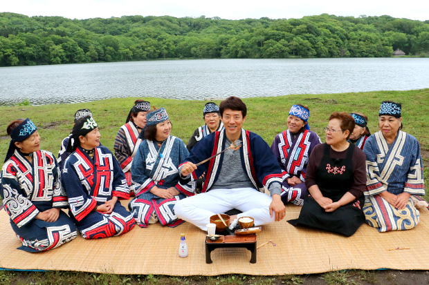 ポロト湖畔で堪能するアイヌ料理と舞踊