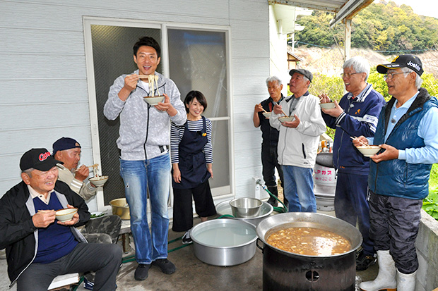 100人分を大釜で作る島の男たちの自慢料理