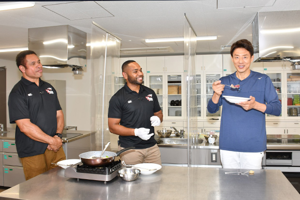 現役ラグビー選手が料理にトライ！南国フィジー料理