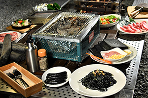 グランピングの黒い料理