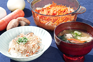 重ね煮の炒り豆腐丼とだしいらずのみそ汁
