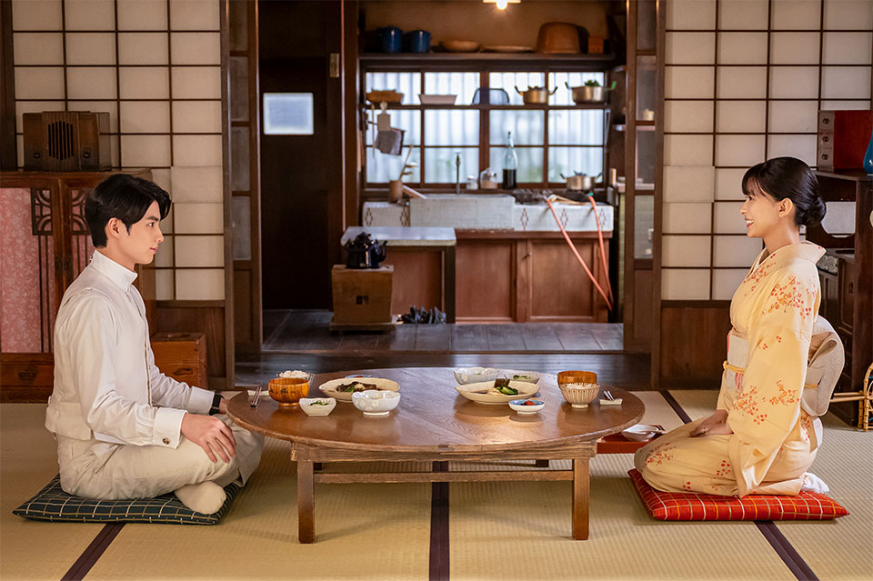 左から)本田響矢、芳根京子(第1話場面写真)