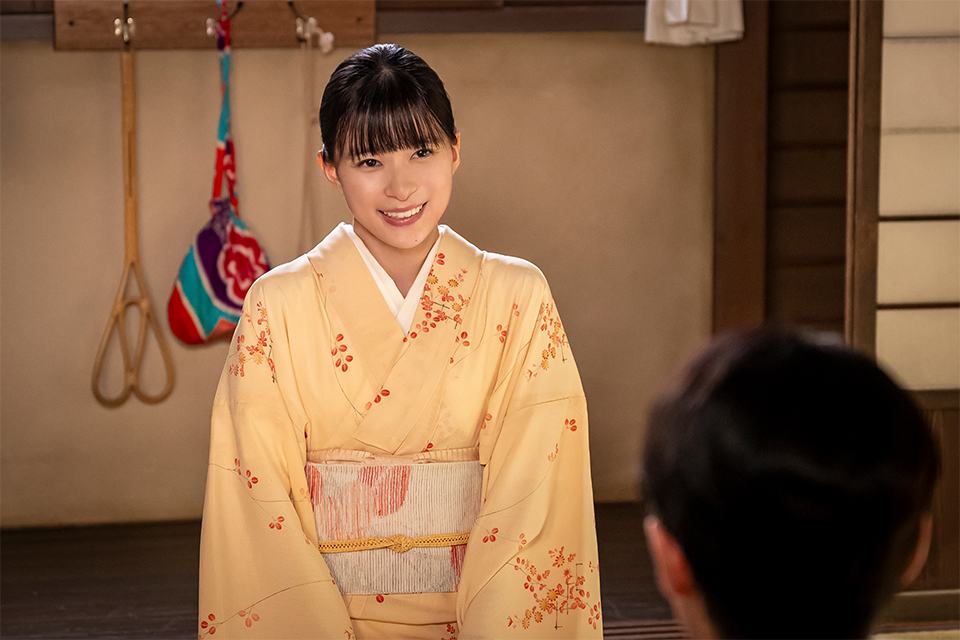 江端なつ美役の芳根京子(第1話場面写真)