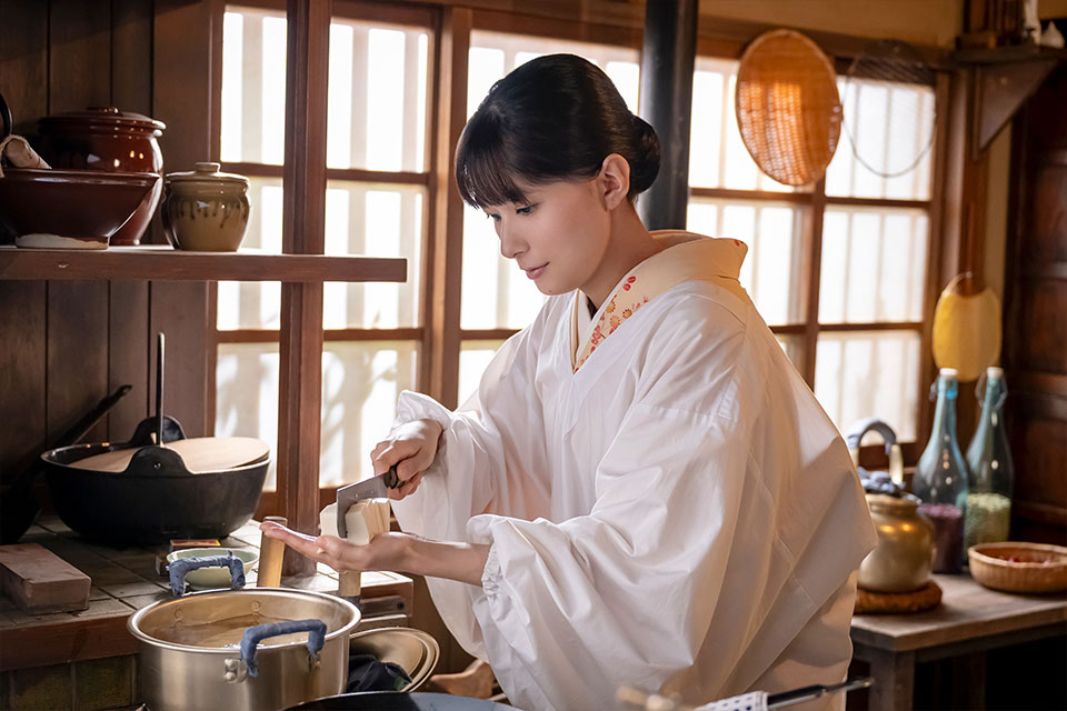 江端なつ美役の芳根京子(第1話場面写真)