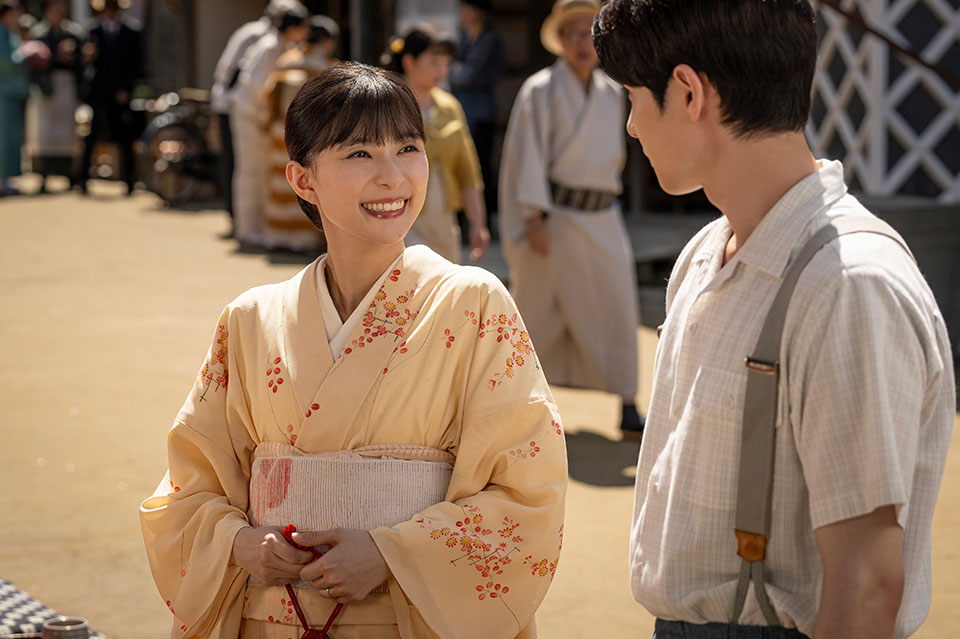 左から）芳根京子、本田響矢（第１話場面写真）