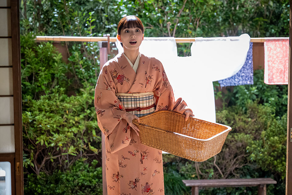 江端なつ美役の芳根京子（第1話場面写真）