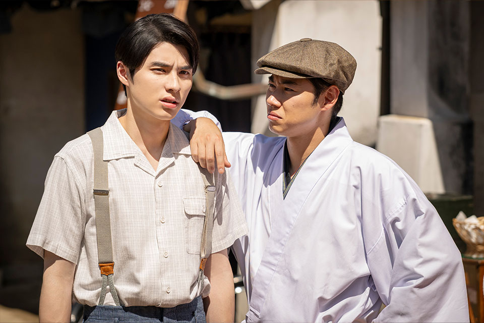 左から）江端瀧昌役の本田響矢、坂井嘉治役の戸塚純貴（第1話場面写真）