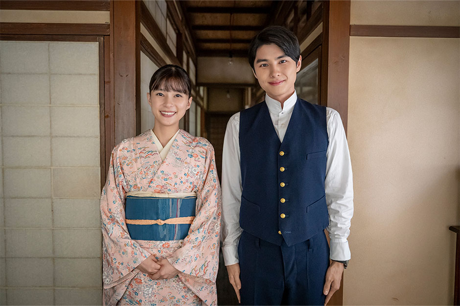 左から）芳根京子、本田響矢（タイトルバックのシーンより）